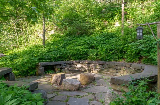 The “council ring” made up of salvaged New York City curbing allows the family to gather around a firepit.