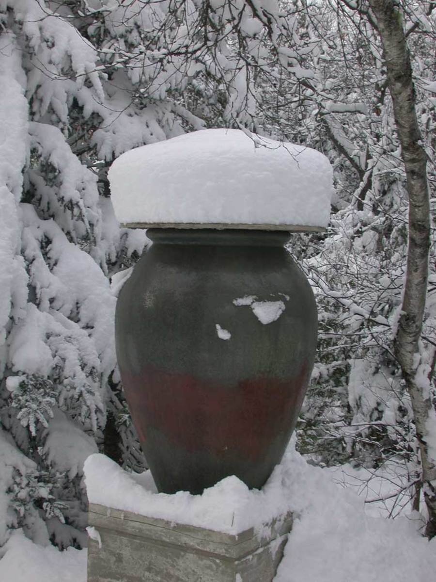 Lunaform’s ‘Ebro’ urn with a snow lid