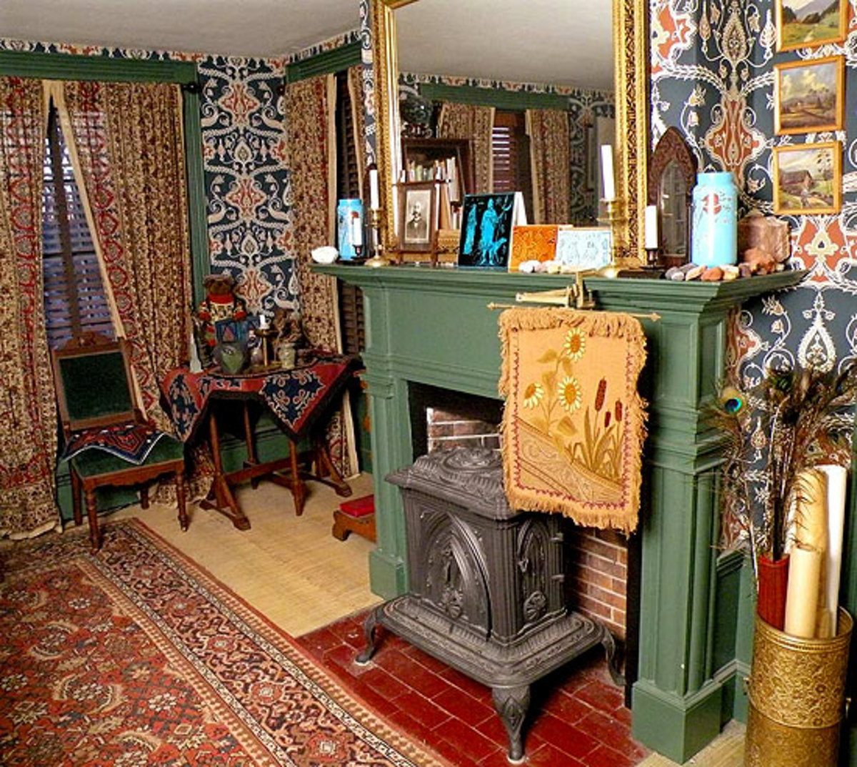 This is an authentic period scheme; the trim paint brings out the ‘Arbella’ wallpaper from J.R. Burrows without exactly matching any of its colors.