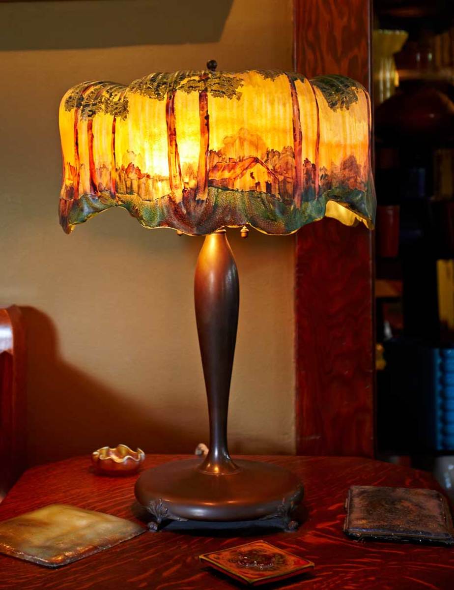 Pairpoint scenic lamp with a Chesterfield shade
