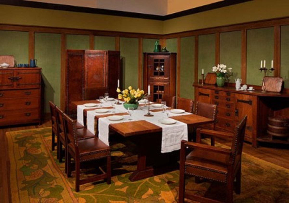 The quintessential Craftsman table setting was re-created for the exhibition “Gustav Stickley and the American Arts & Crafts Movement.” Note the simple centerpiece, use of candlesticks, and crossed table scarves—all arranged as they were in 1903.Photo courtesy Dallas Museum of Art