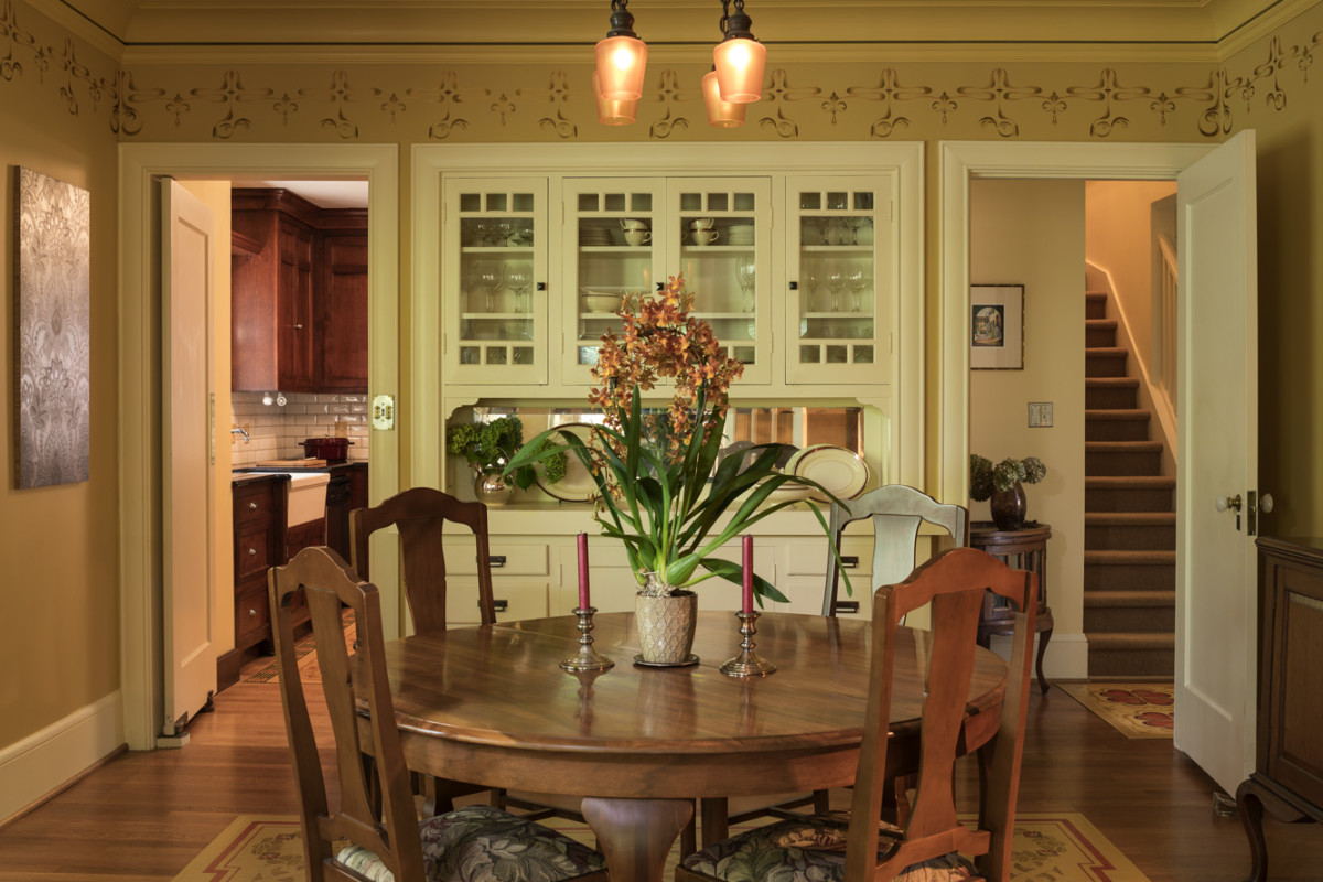 Bungalow dining room with stencils
