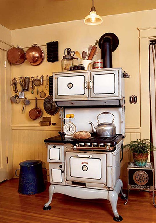 ARIKHA、Kichen-boardEggplant and Lemon A Nostalgic 1914 Bungalow Kitchen | Arts & Crafts Homes Online