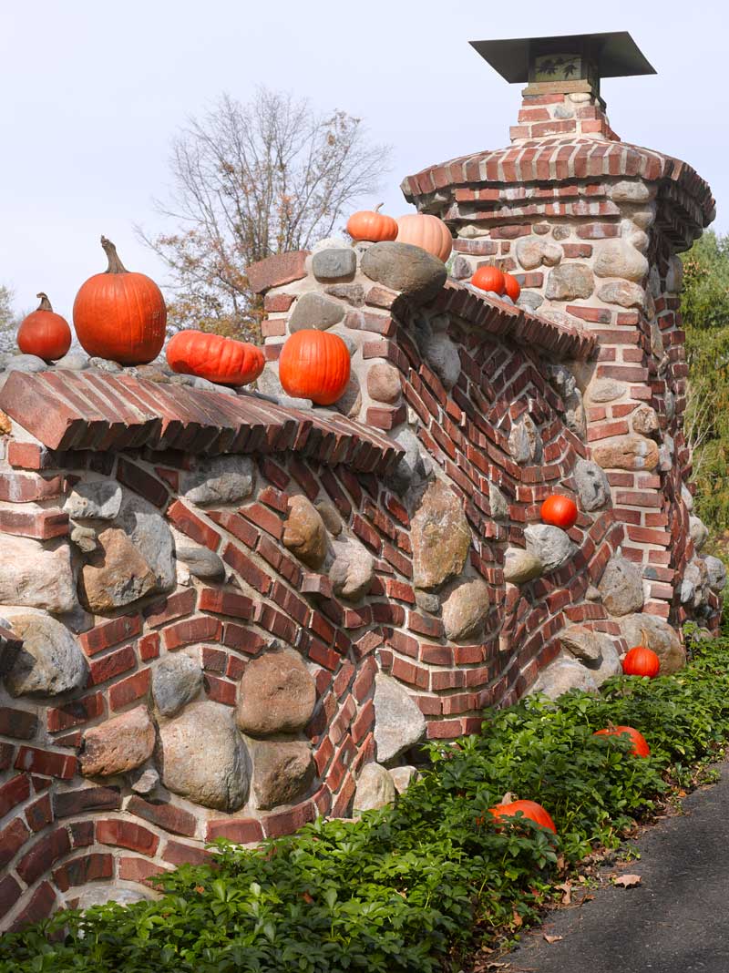 6-wall-wow-dagostino_fallgarden_wallsfrontdrive02.jpg