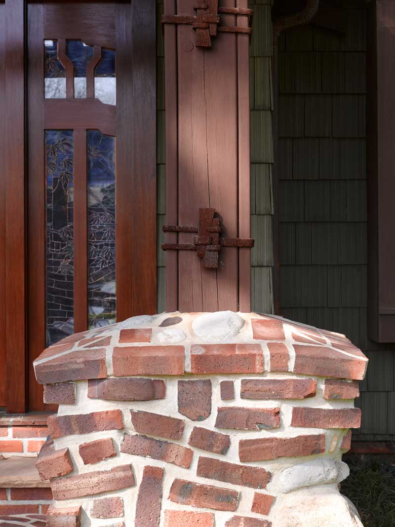 8-z-det-motif-opt-dagostino_fallgarden_fronthousedetailpost.jpg