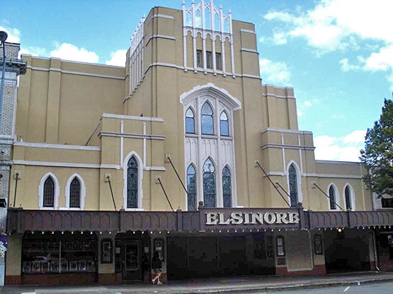 salems-elsinore-theatre-built-in-1926-has-a-tudor-gothic-interior.jpg