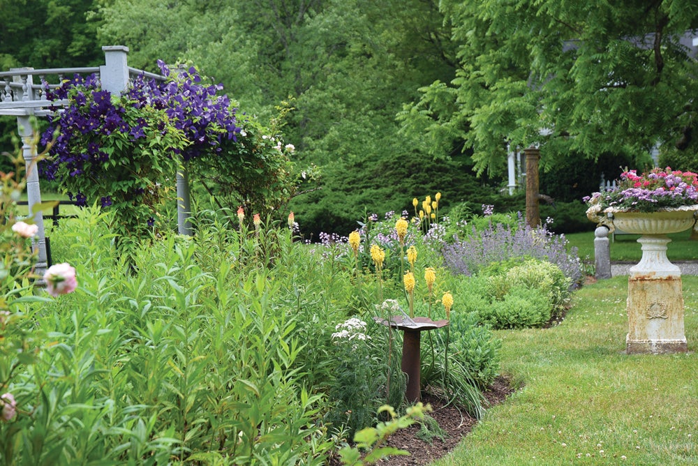 3_farmhouse_garden_pergola_tovahmartin.jpg