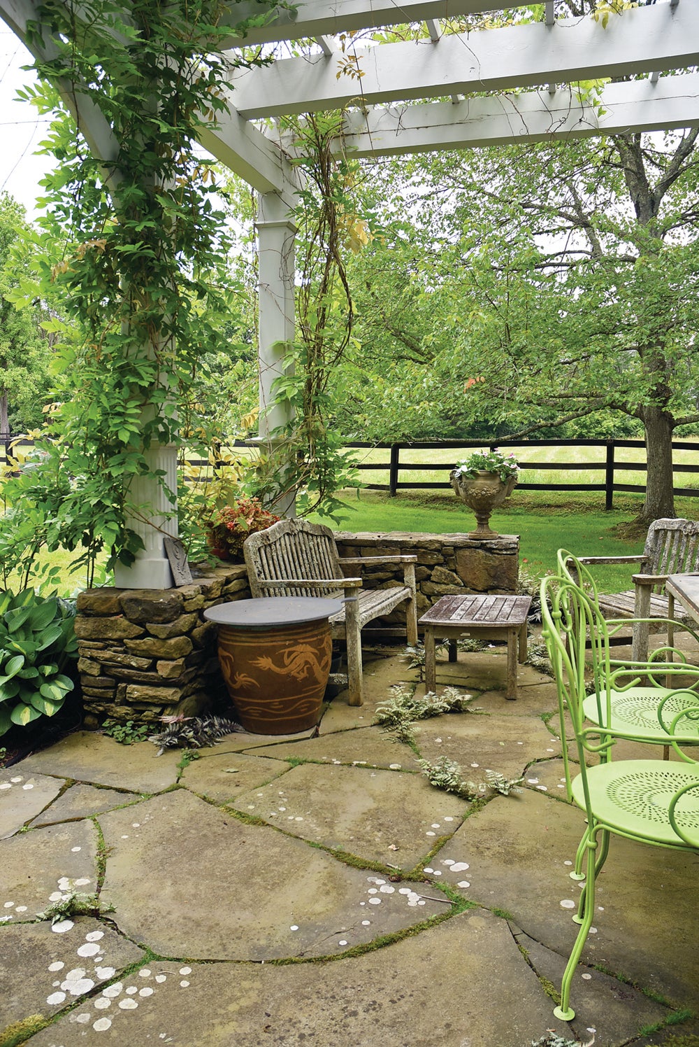 2_farmhouse_garden_pergola_tovahmartin_im.jpg